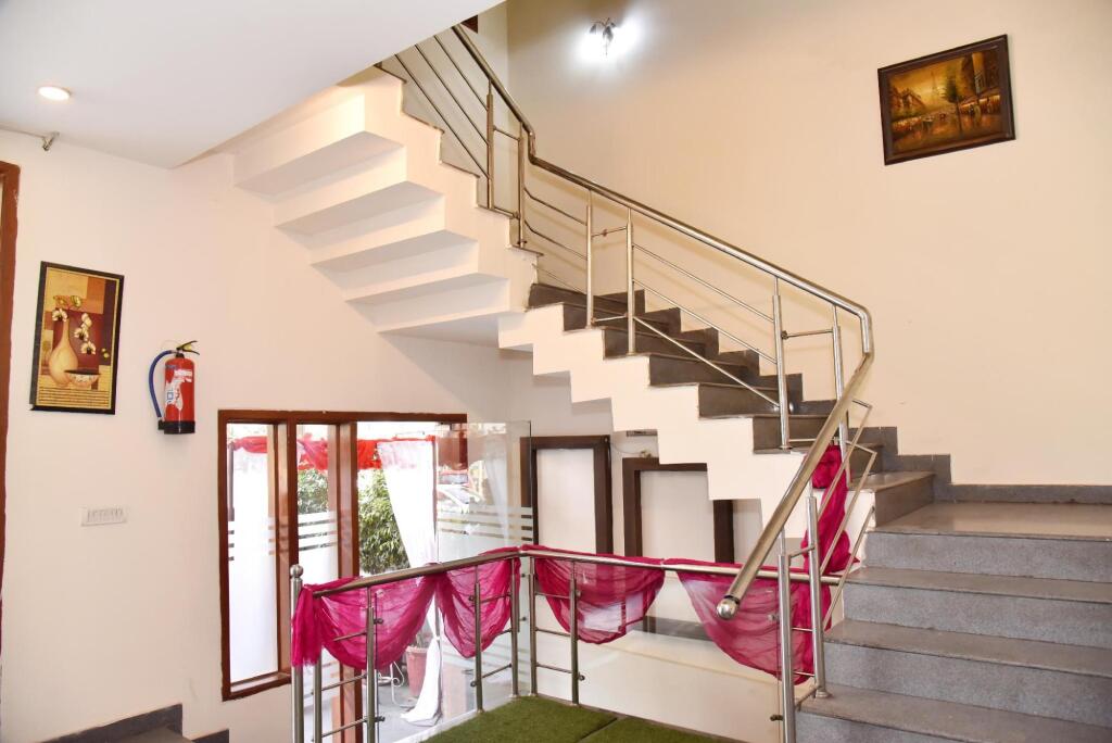 Гуруграм: Gracious Inn Hotel by OYO Rooms