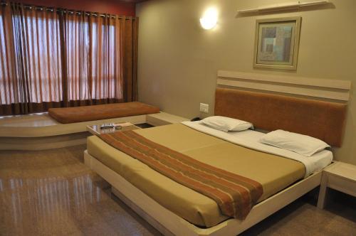 Солапур: Lotus Hotel