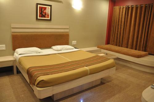 Солапур: Lotus Hotel
