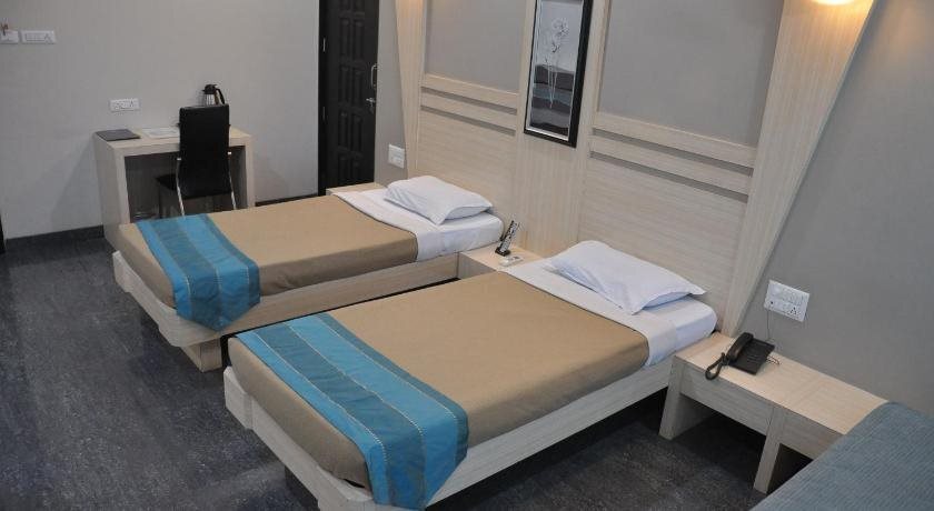 Солапур: Lotus Hotel
