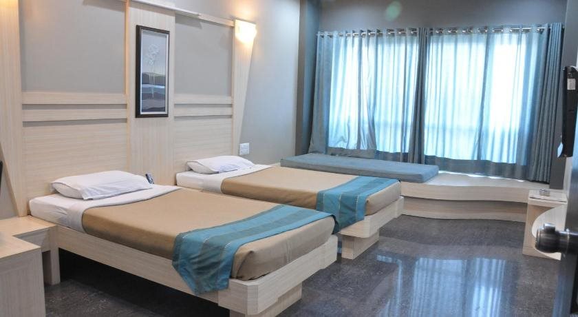 Солапур: Lotus Hotel
