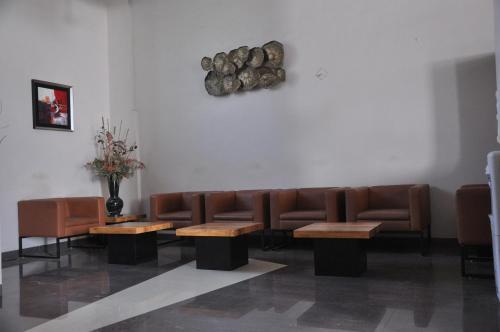 Солапур: Lotus Hotel