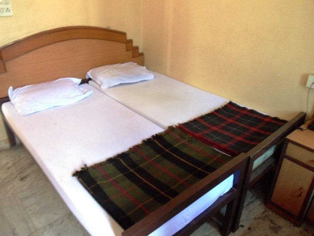 Нараяангаон: Hotel Monica Lodging And Bording