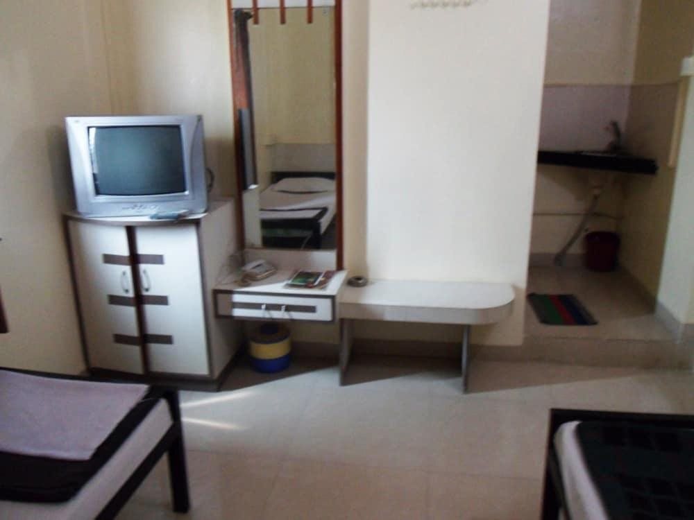 Нараяангаон: Hotel Monica Lodging And Bording