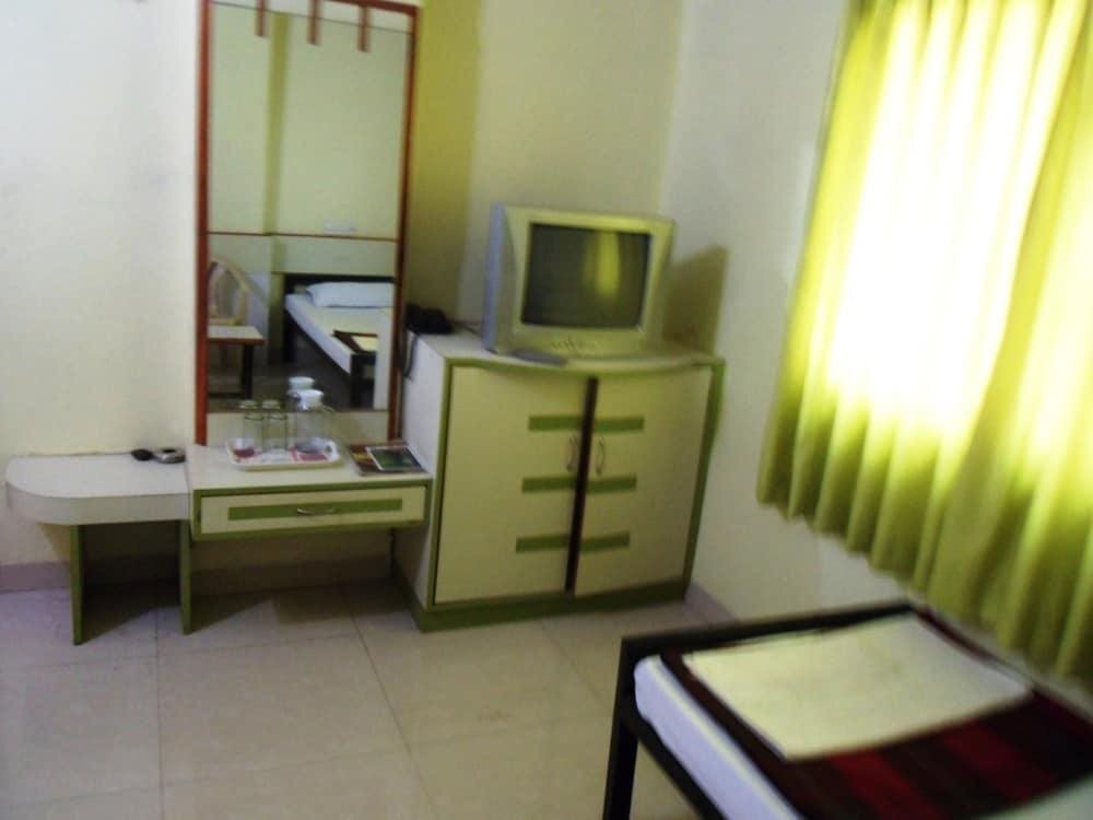 Нараяангаон: Hotel Monica Lodging And Bording