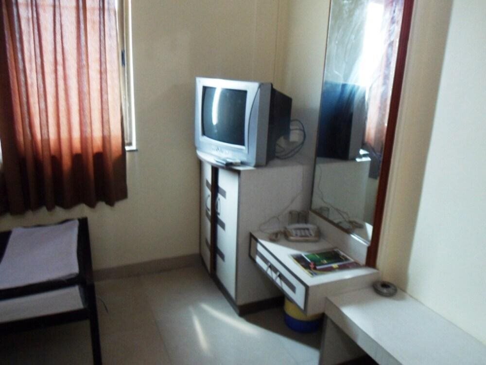 Нараяангаон: Hotel Monica Lodging And Bording