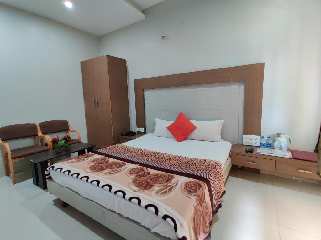 Devaragudda: Hotel Nimba International