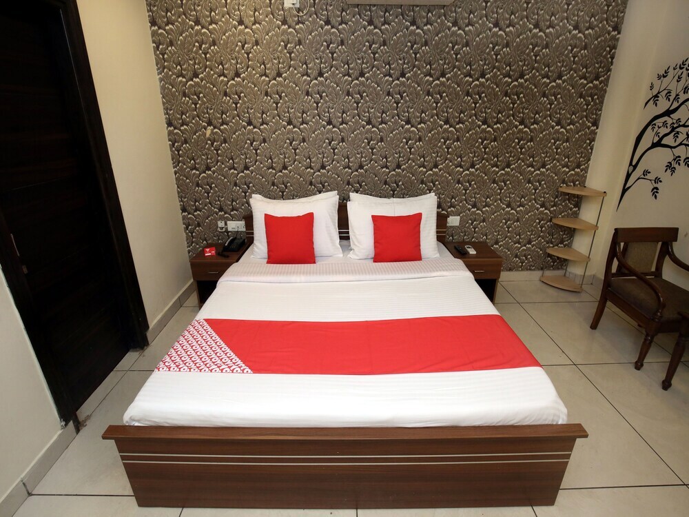 Чандигарх: Hotel Satkar Avenue By OYO Rooms