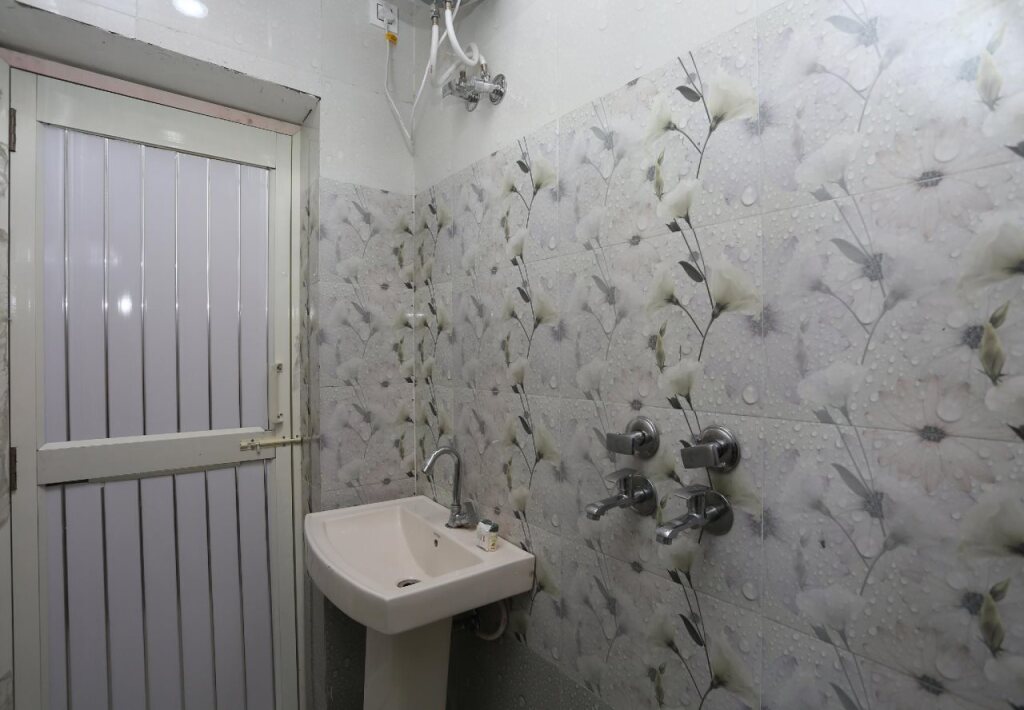 Алипур: Hotel Sudhir by OYO Rooms
