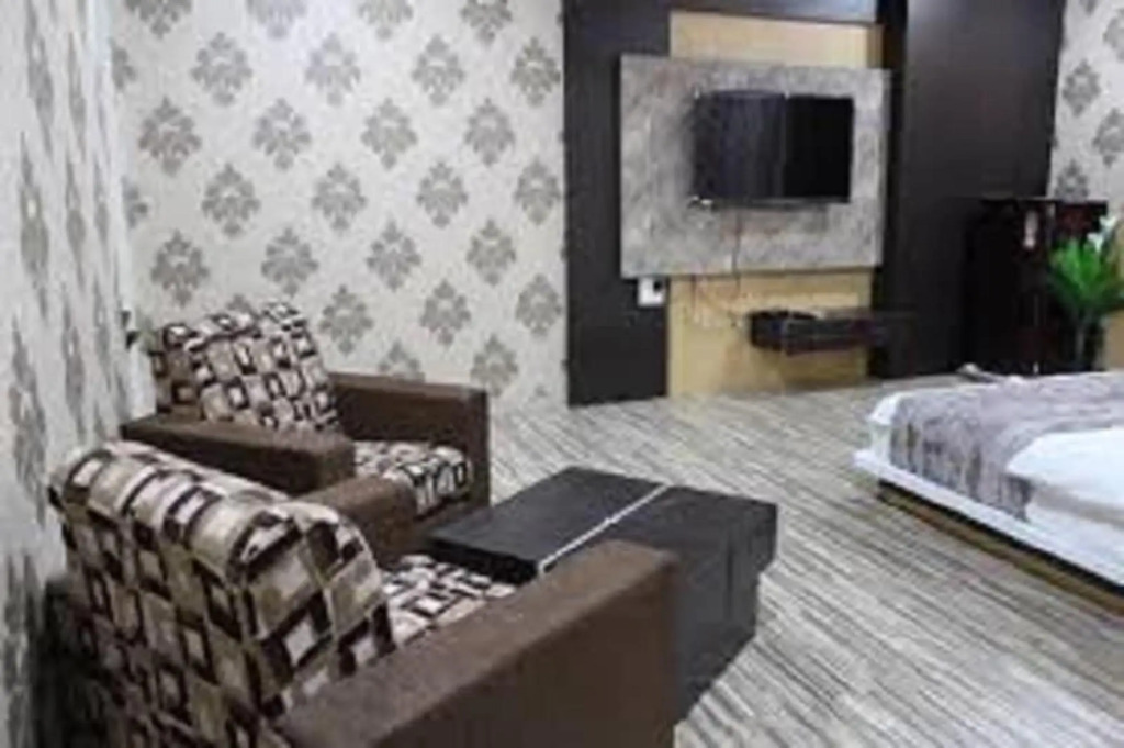 Дхуле: Parakh Lodge