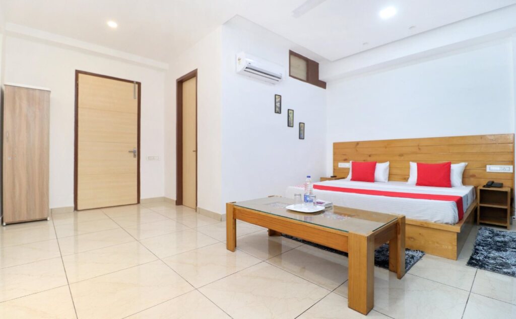 Мохали: Hotel R K Grand By OYO Rooms