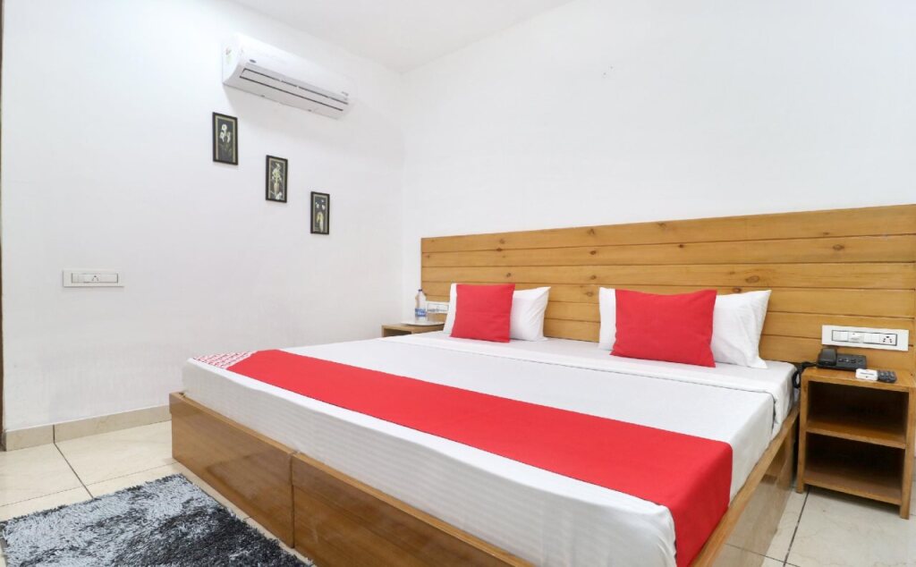 Мохали: Hotel R K Grand By OYO Rooms