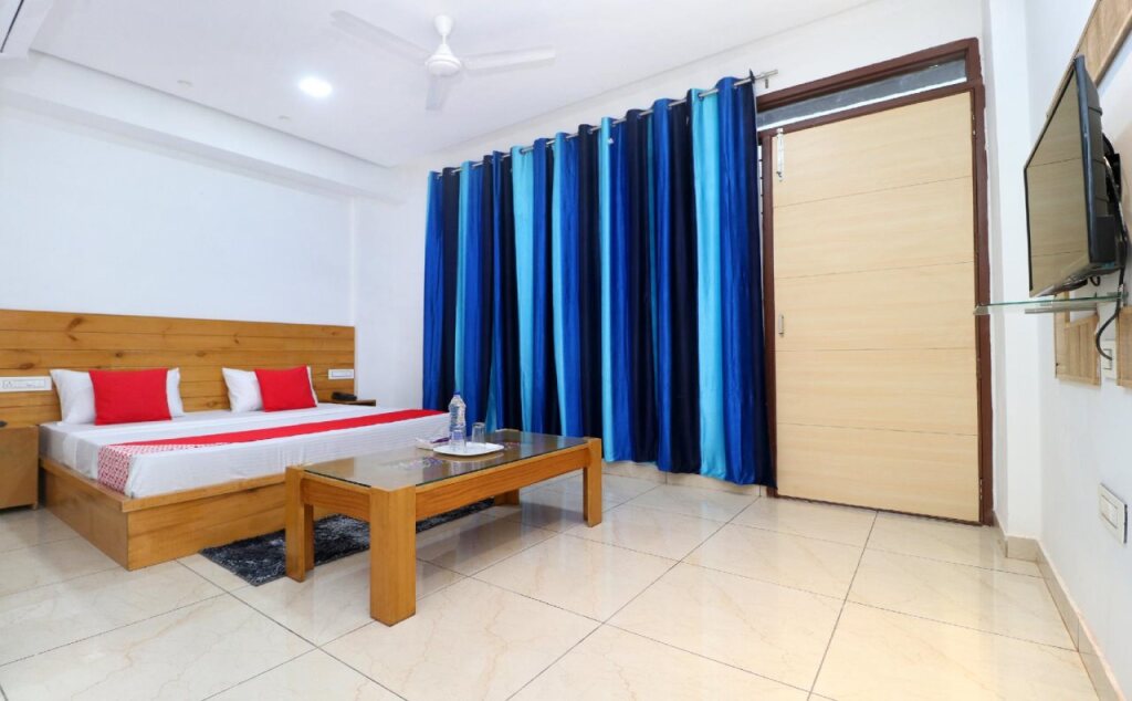 Мохали: Hotel R K Grand By OYO Rooms