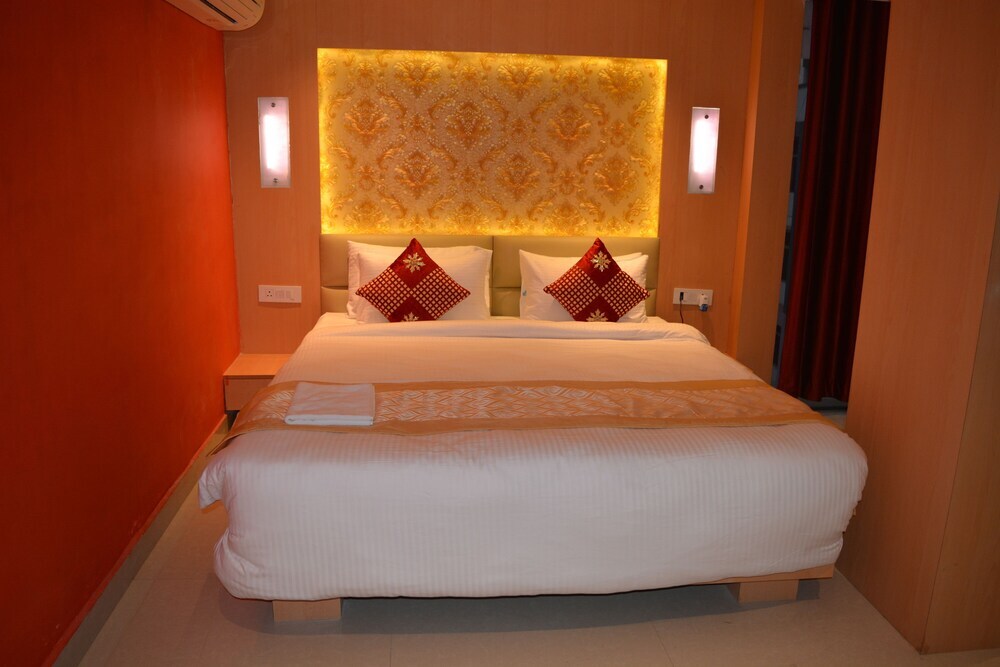 Данапур: The Red Velvet Hotel