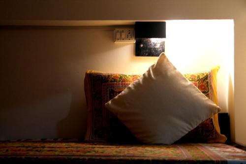 Манали: Bro's Backpacker's Fraternity House