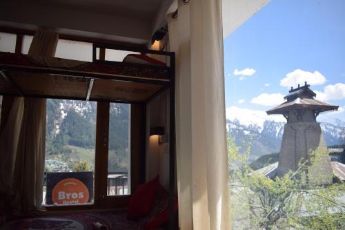 Манали: Bro's Backpacker's Fraternity House