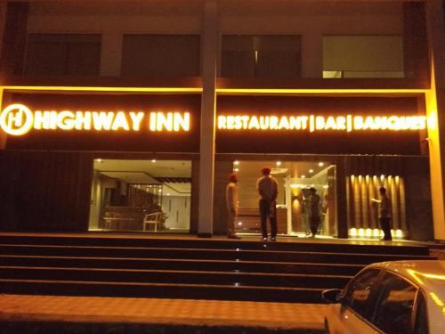 Мохали: Hotel Highway Inn