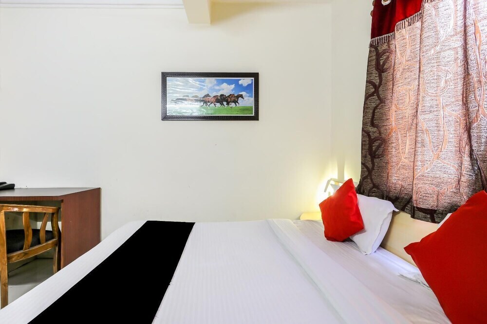 Индаур: Hotel Om by FabHotels