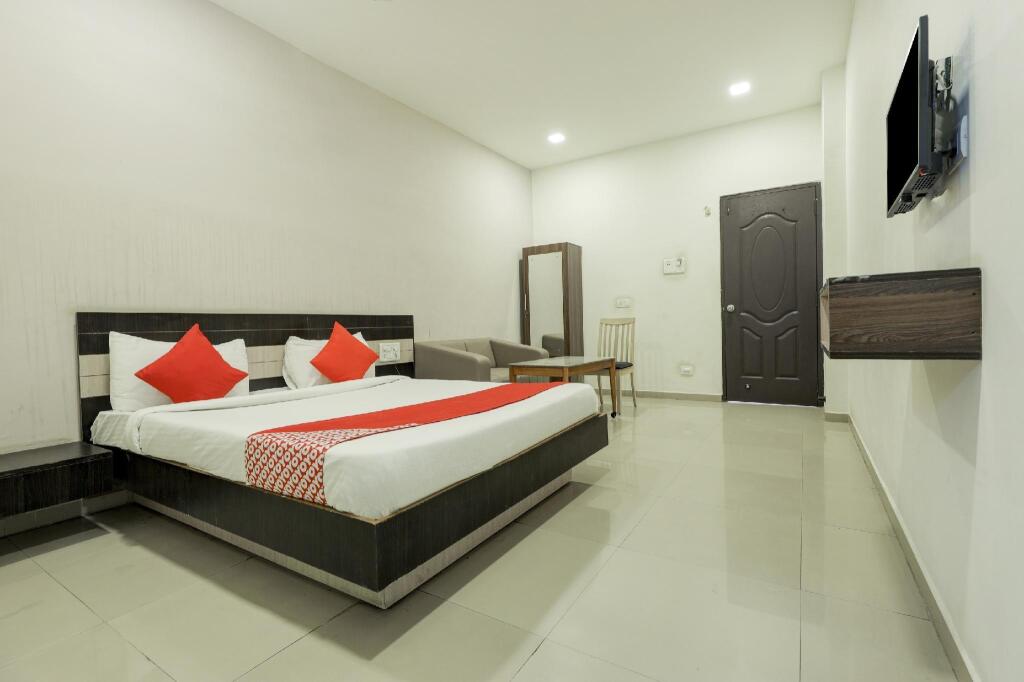 Сурат: Hotel Rajmandir by OYO Rooms
