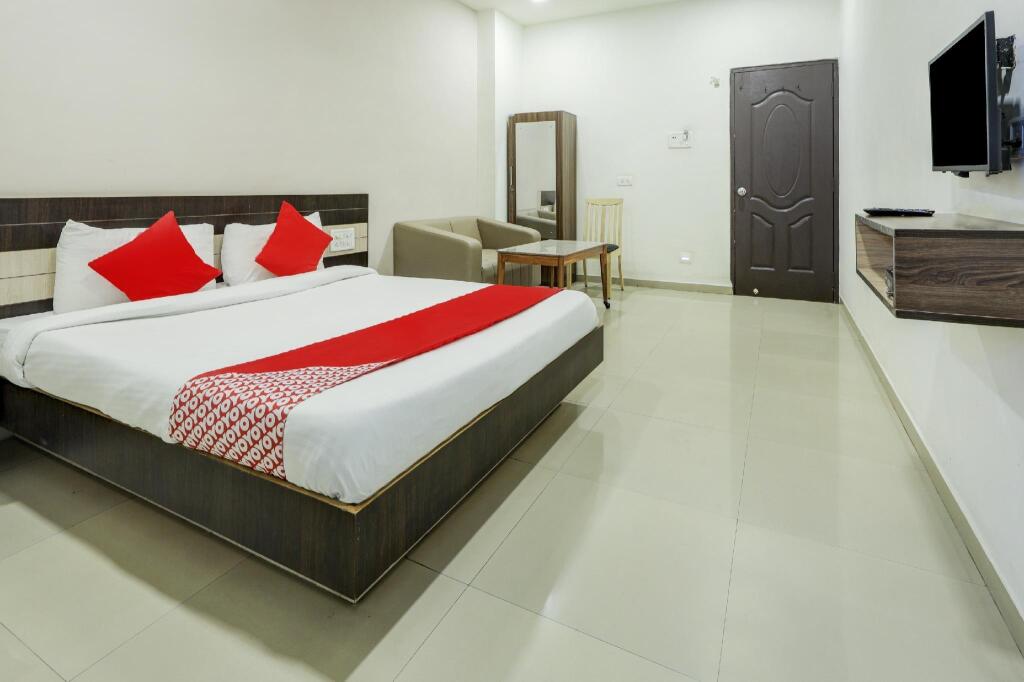 Сурат: Hotel Rajmandir by OYO Rooms