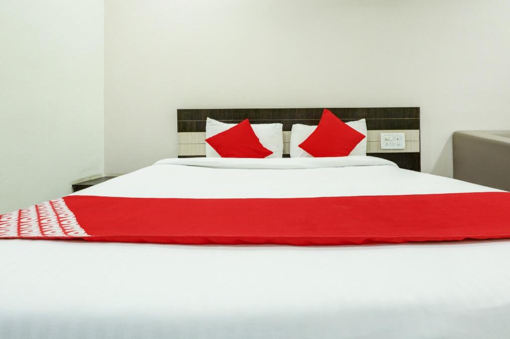Сурат: Hotel Rajmandir by OYO Rooms