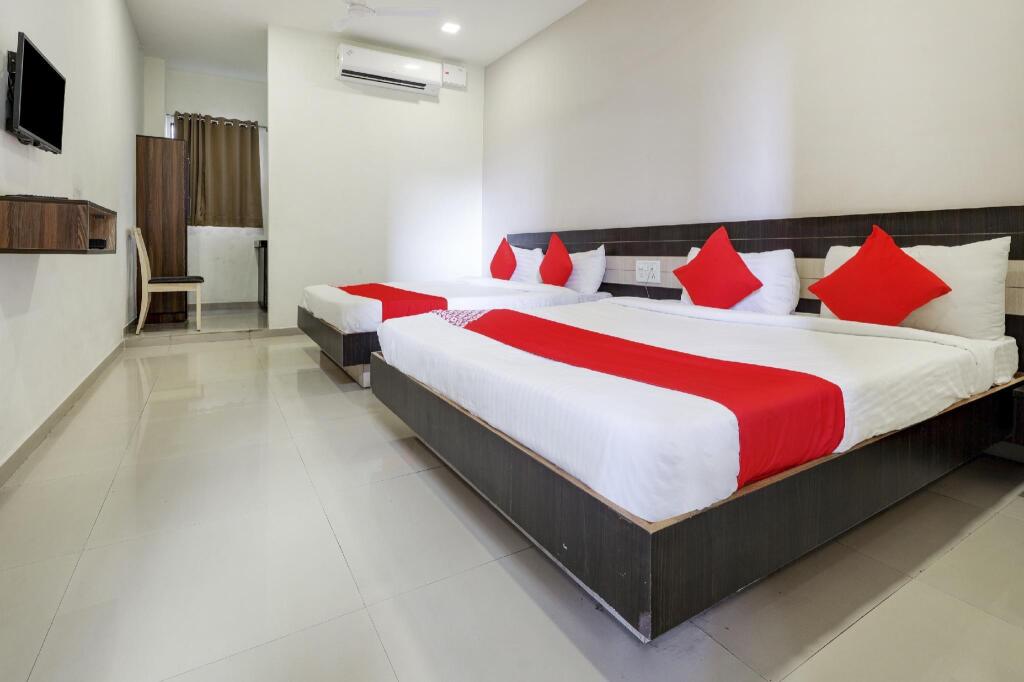 Сурат: Hotel Rajmandir by OYO Rooms