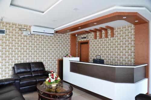Вираджпет: Suroor Tourist Home