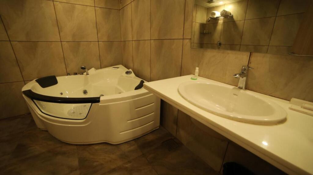 Сомнатх: Regenta Central Somnath