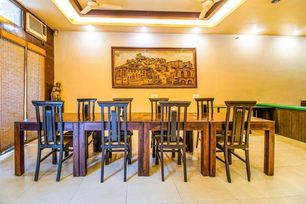 Нойда: FabHotel Tavisha Villa