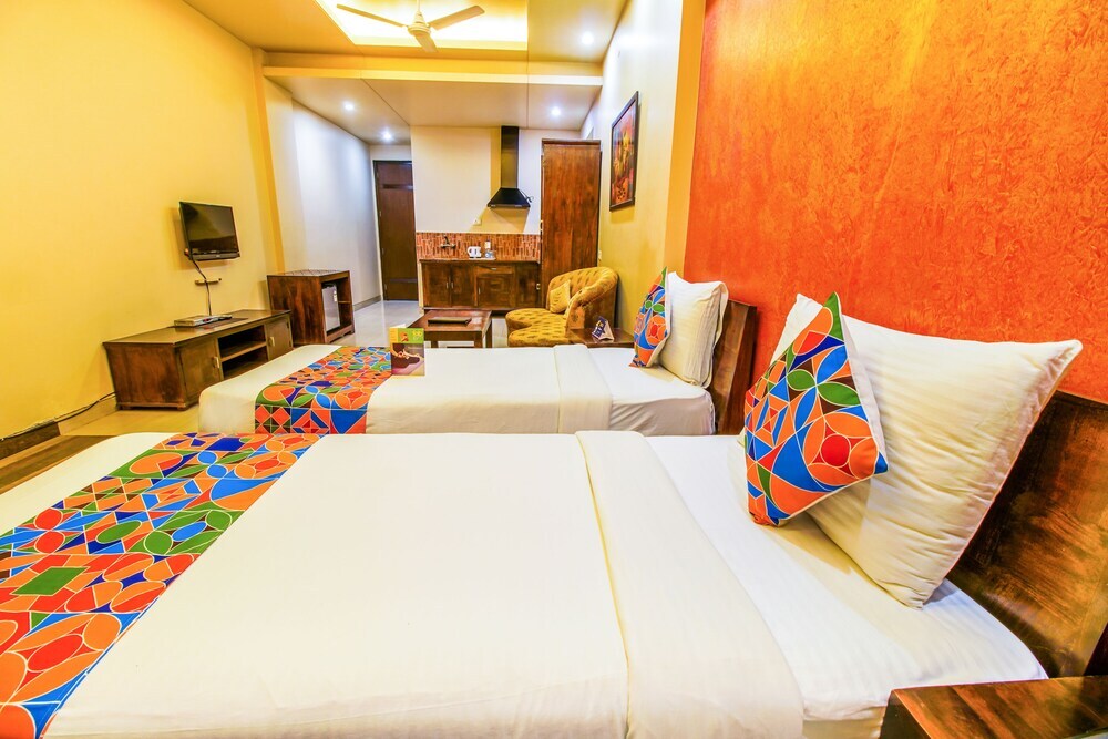 Нойда: FabHotel Tavisha Villa