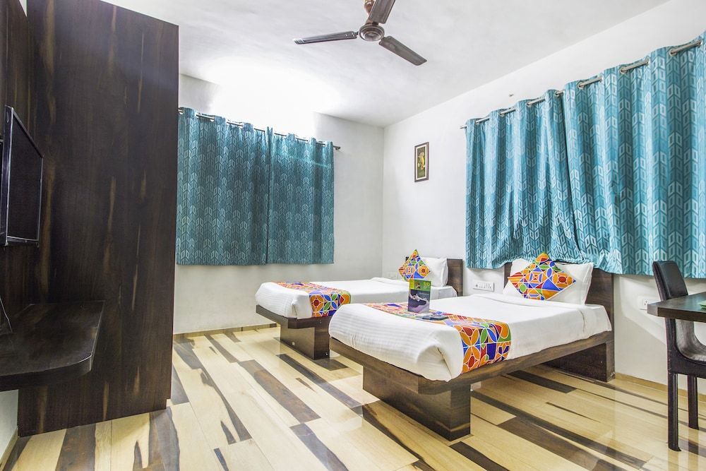 Нашик: FabHotel House Khas Suites