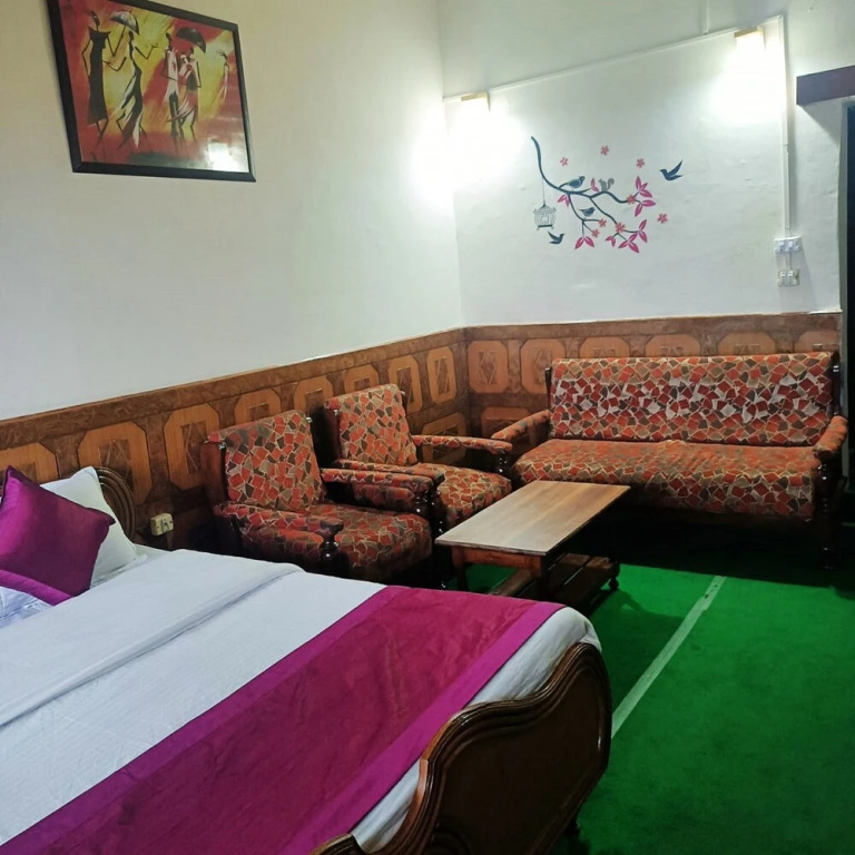 Раникхет: Goroomgo Tribhuwan Ranikhet