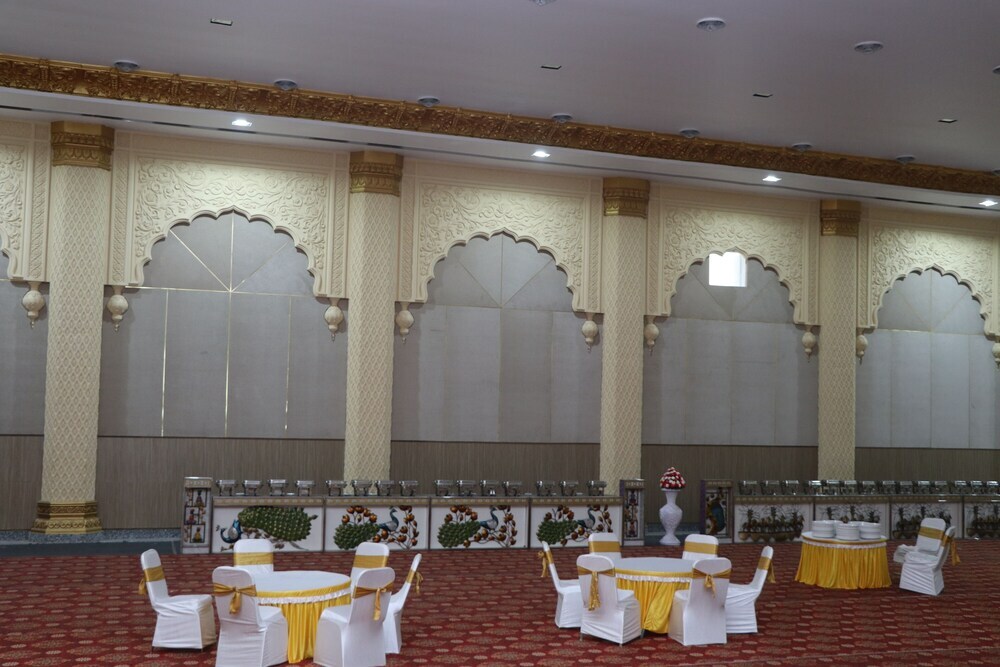 Висакхапатнам: Gadiraju Palace Convention Centre & Hotel