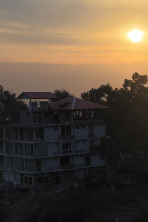 Кангра: Manuni Inn - Riverside Hotel