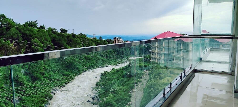 Кангра: Manuni Inn - Riverside Hotel