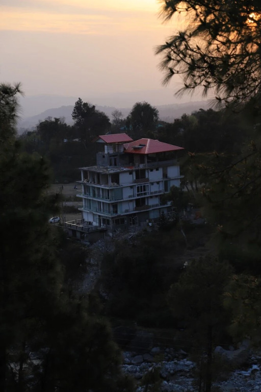 Кангра: Manuni Inn - Riverside Hotel