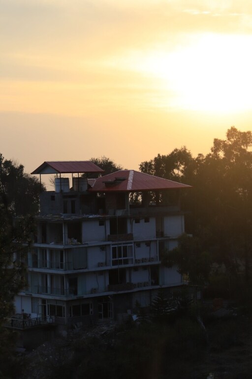 Кангра: Manuni Inn - Riverside Hotel
