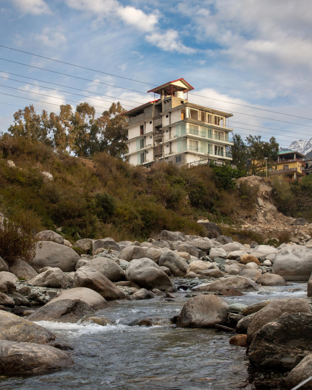 Кангра: Manuni Inn - Riverside Hotel