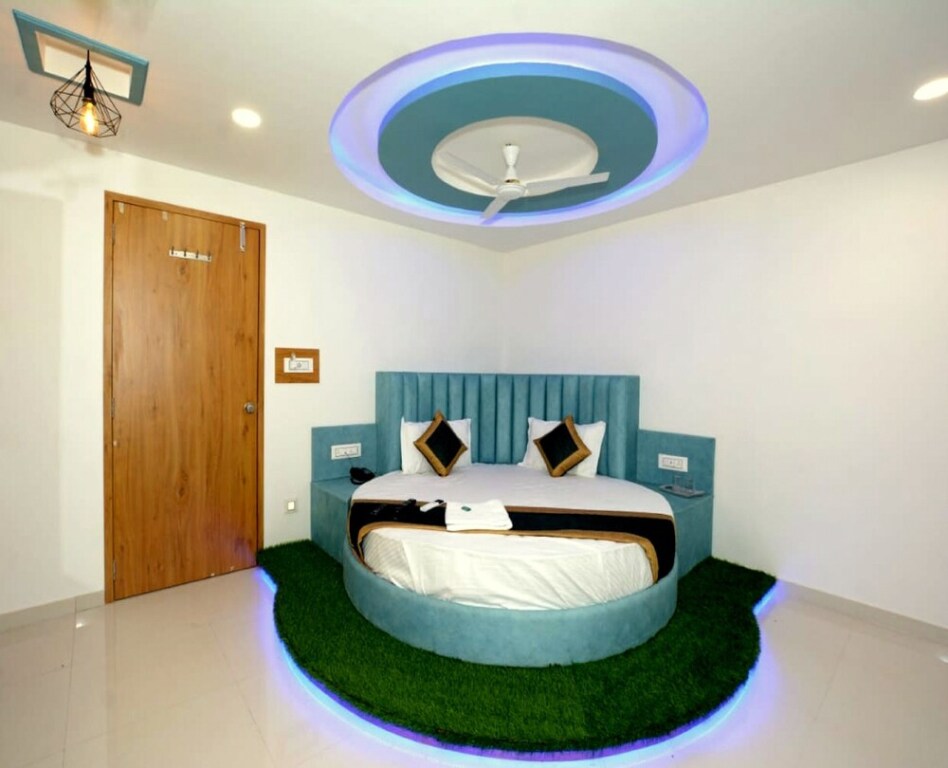 Ананд: Hotel Green Leaf