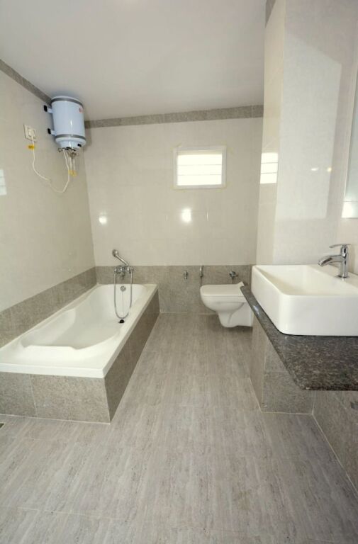 Ананд: Hotel Green Leaf