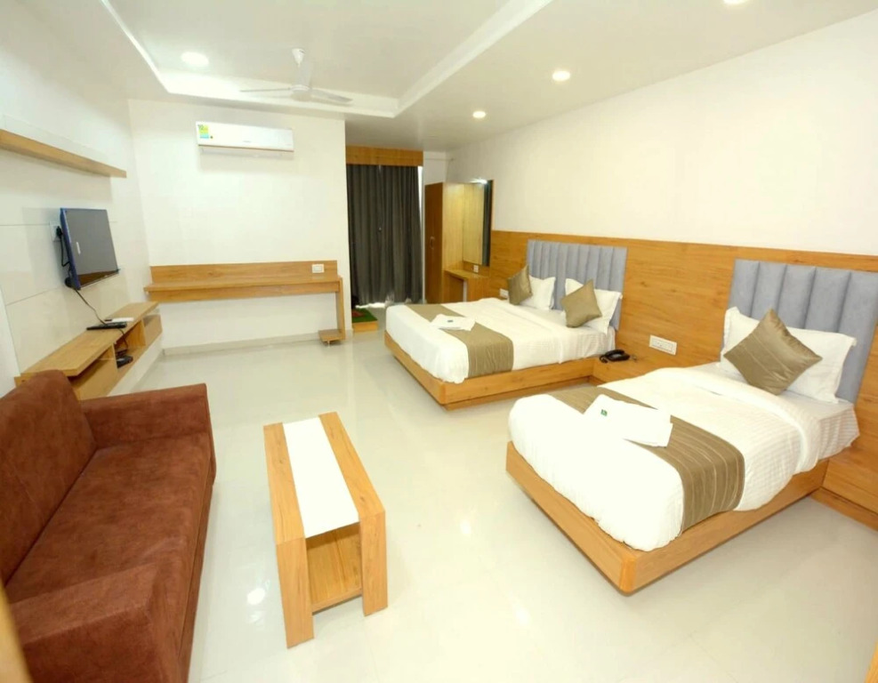 Ананд: Hotel Green Leaf