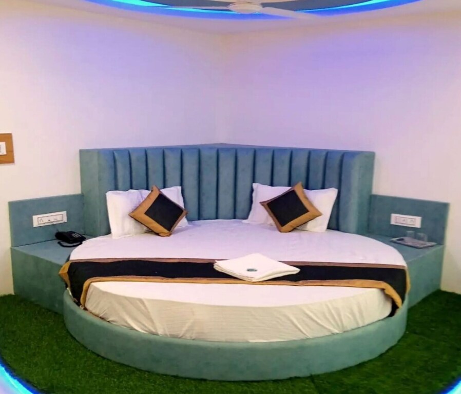 Ананд: Hotel Green Leaf