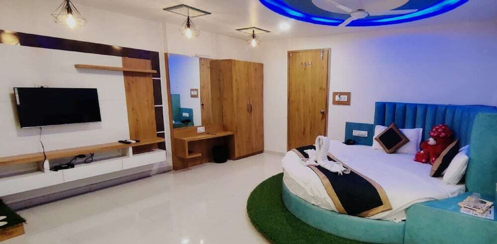 Ананд: Hotel Green Leaf