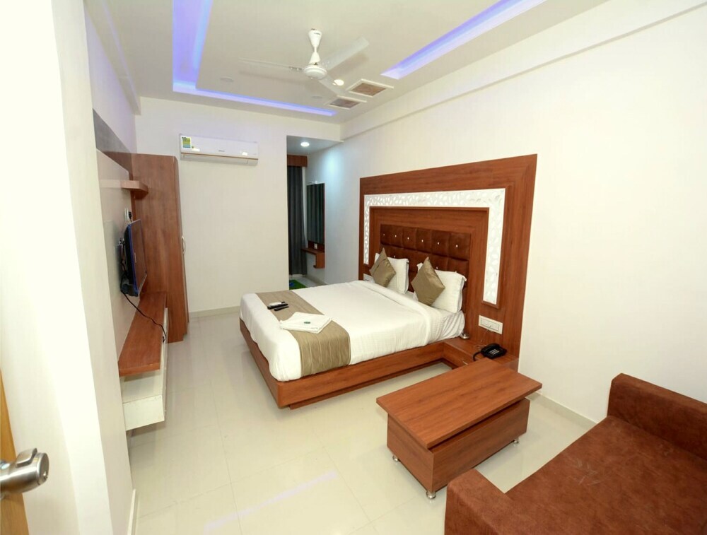 Ананд: Hotel Green Leaf