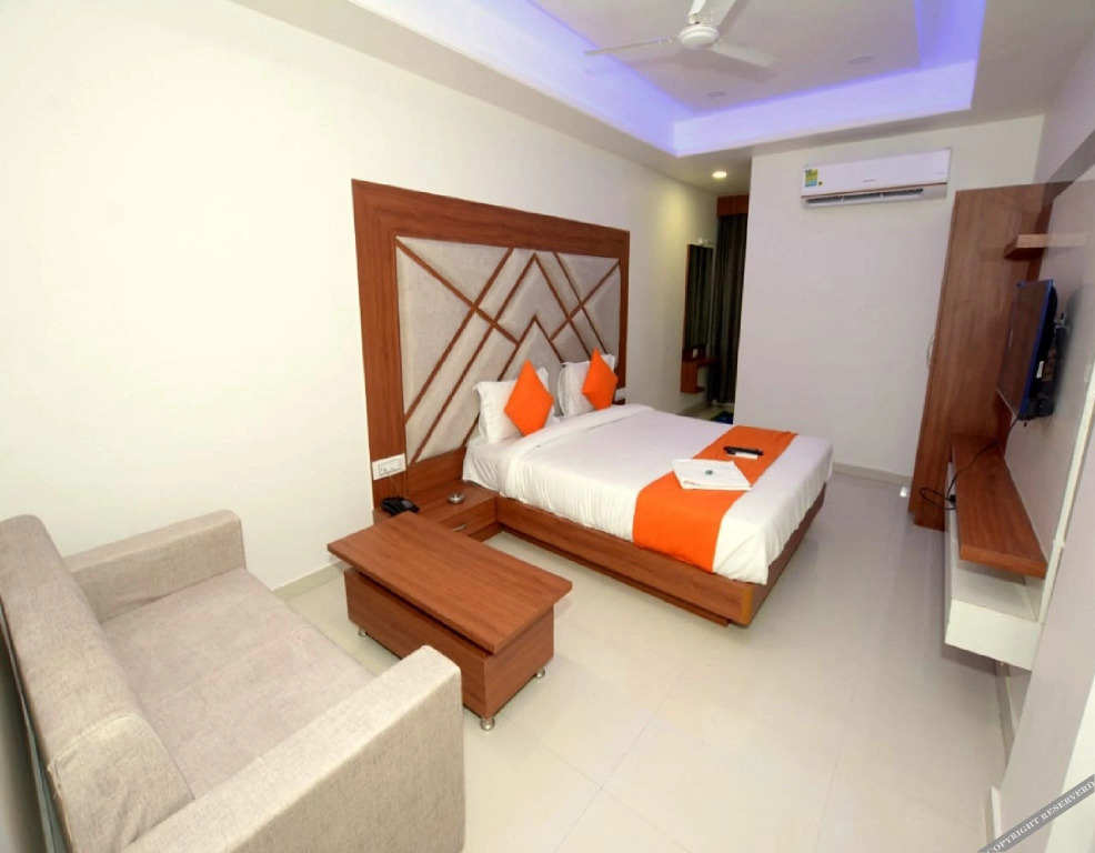 Ананд: Hotel Green Leaf
