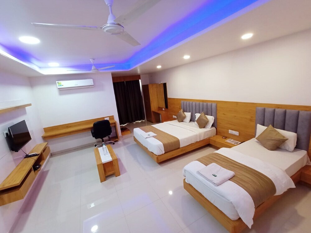 Ананд: Hotel Green Leaf