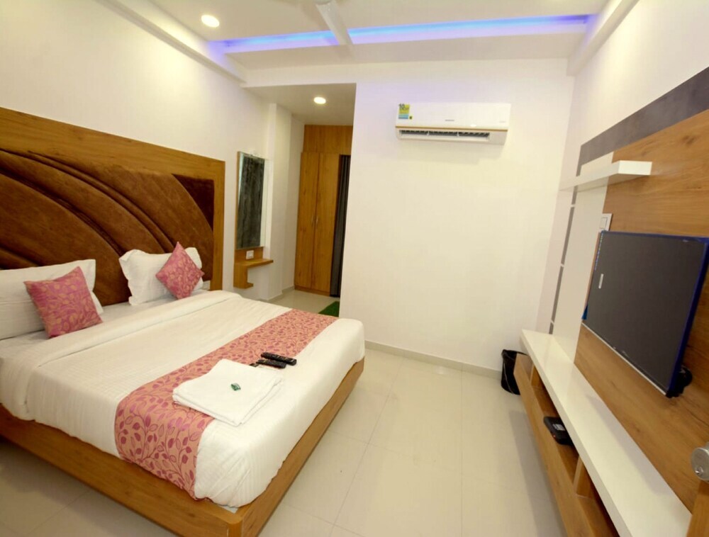 Ананд: Hotel Green Leaf