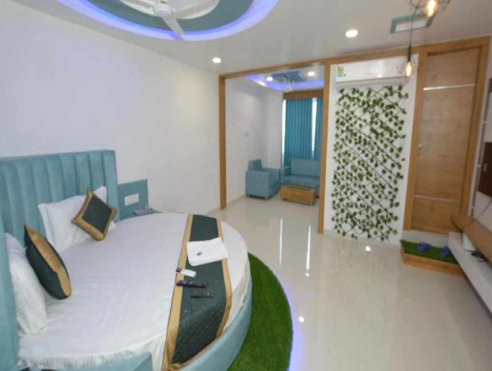 Ананд: Hotel Green Leaf