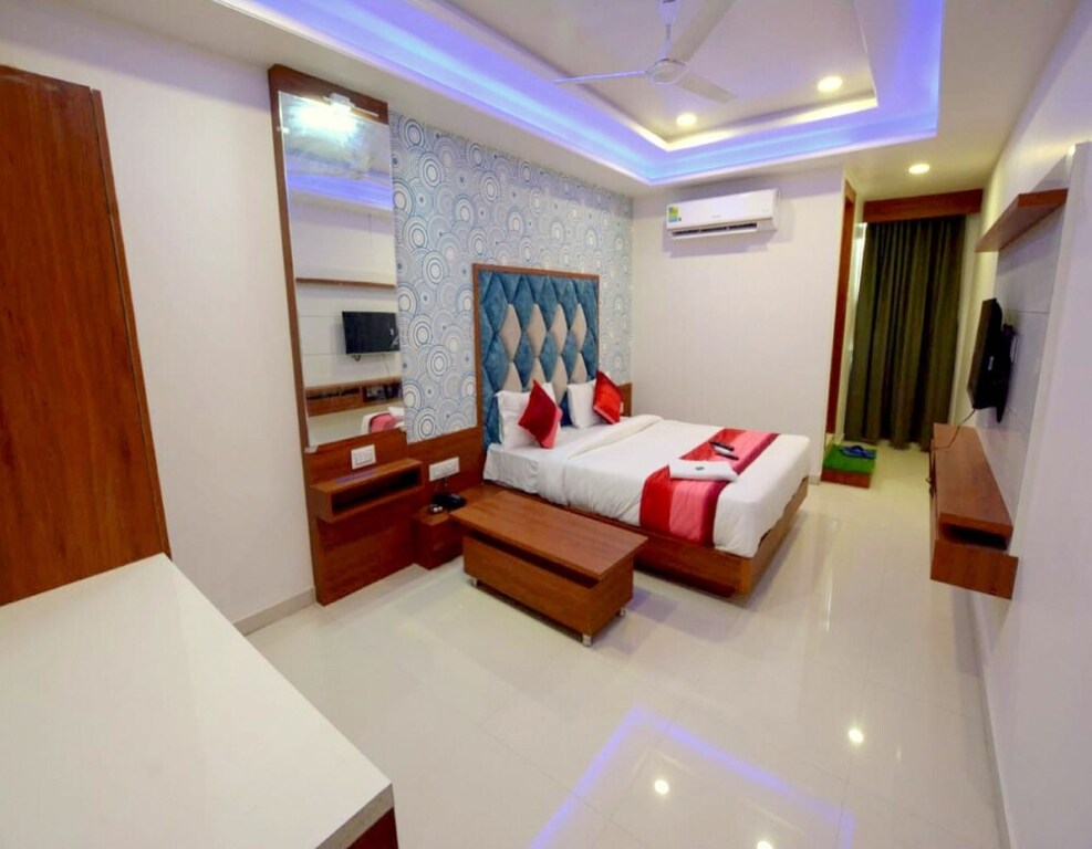 Ананд: Hotel Green Leaf
