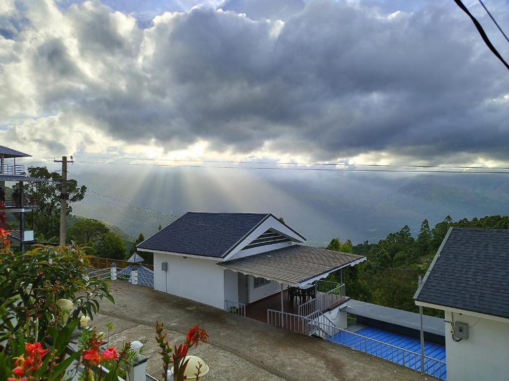 Валпарай: Firefly Resort